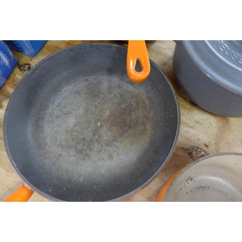 2266 - 8 Items of cast metal cookware