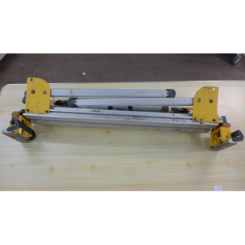 2268 - A DeWalt DE7024-XJ folding mitre bench