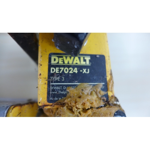 2268 - A DeWalt DE7024-XJ folding mitre bench