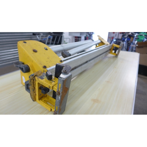 2268 - A DeWalt DE7024-XJ folding mitre bench