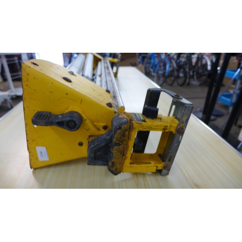 2268 - A DeWalt DE7024-XJ folding mitre bench