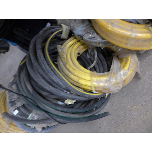 2282 - A job lot of assorted rubber hoses