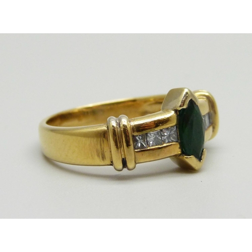 1004 - An 18ct gold, princess cut diamond and green stone ring, 5.5g, Q