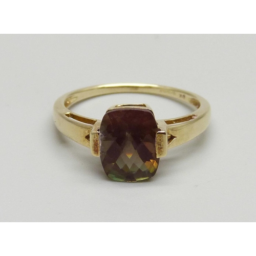 1018 - A 9ct gold and faceted andesine ring, 2.7g, R