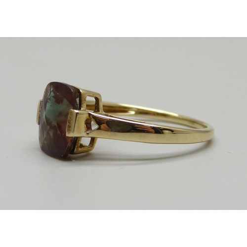 1018 - A 9ct gold and faceted andesine ring, 2.7g, R