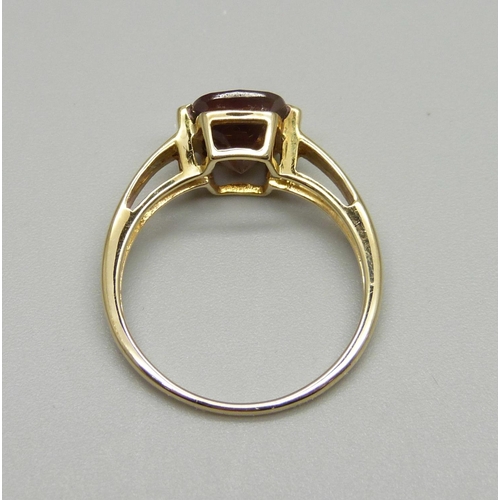 1018 - A 9ct gold and faceted andesine ring, 2.7g, R