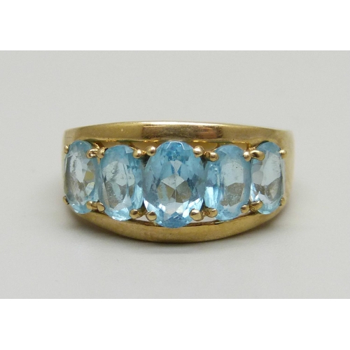 1024 - A 9ct gold and blue stone ring, 3.9g, P