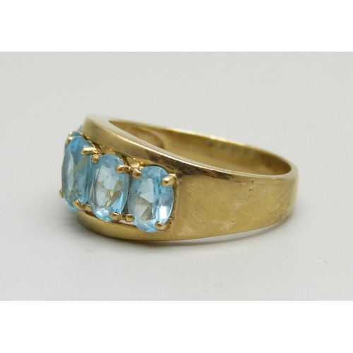 1024 - A 9ct gold and blue stone ring, 3.9g, P