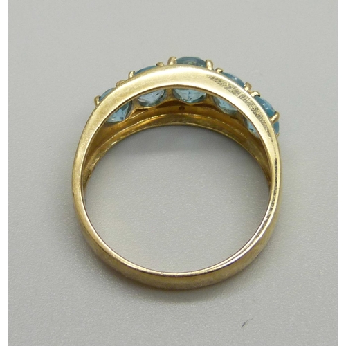 1024 - A 9ct gold and blue stone ring, 3.9g, P