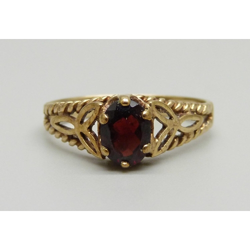 1025 - A 9ct gold and garnet ring, 2.9g, R