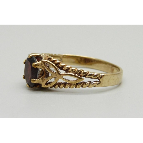 1025 - A 9ct gold and garnet ring, 2.9g, R