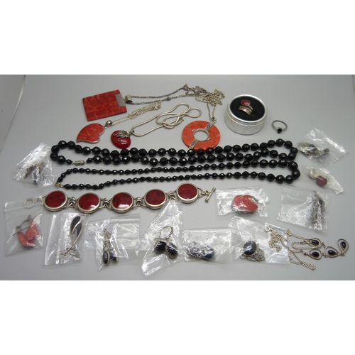 1028 - Silver mounted stone set jewellery, etc.