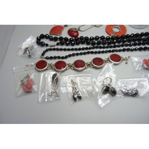 1028 - Silver mounted stone set jewellery, etc.