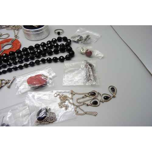 1028 - Silver mounted stone set jewellery, etc.