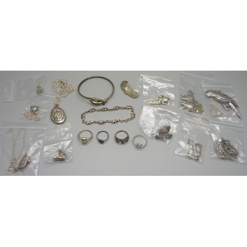 1031 - A collection of silver jewellery including a cat pendant and a bear pendant