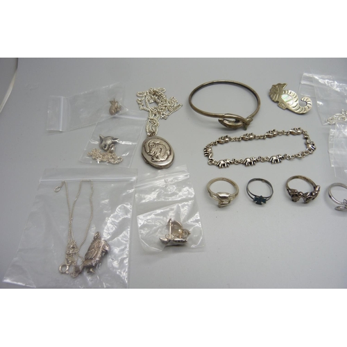 1031 - A collection of silver jewellery including a cat pendant and a bear pendant