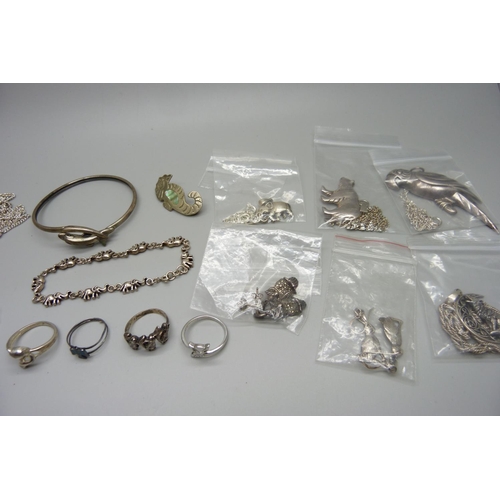 1031 - A collection of silver jewellery including a cat pendant and a bear pendant