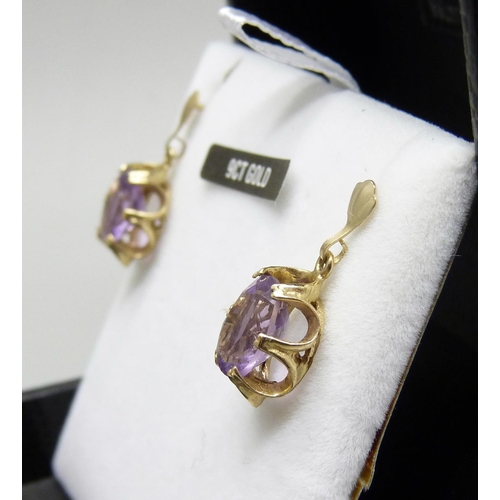 1033 - A pair of 9ct gold and amethyst drop earrings