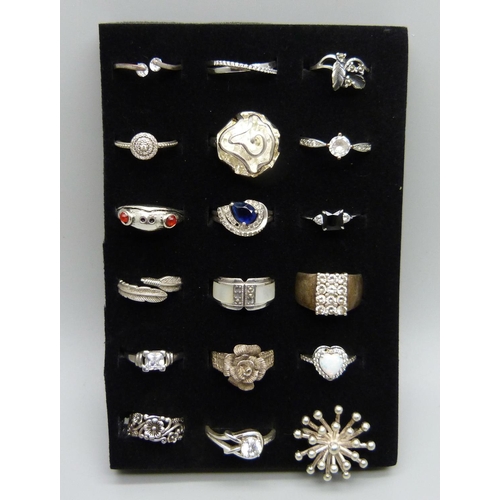 1039 - Eighteen silver rings