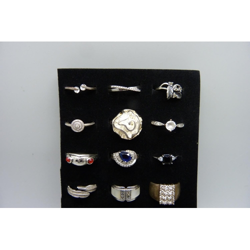 1039 - Eighteen silver rings