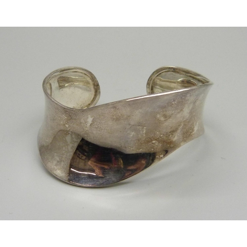 1050 - A hallmarked silver bangle, 18g