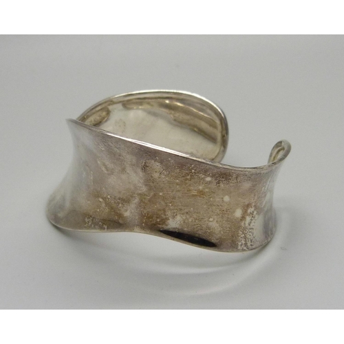 1050 - A hallmarked silver bangle, 18g