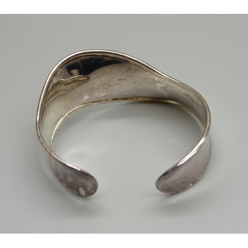 1050 - A hallmarked silver bangle, 18g