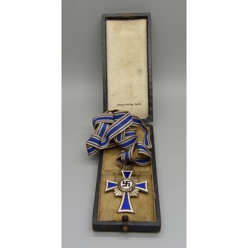 1069 - A German Mothers cross medal, boxed