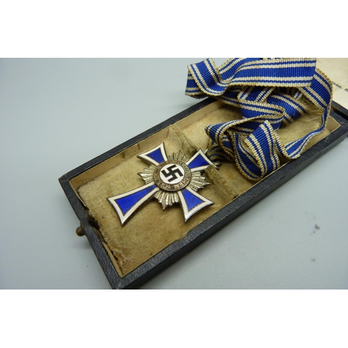 1069 - A German Mothers cross medal, boxed