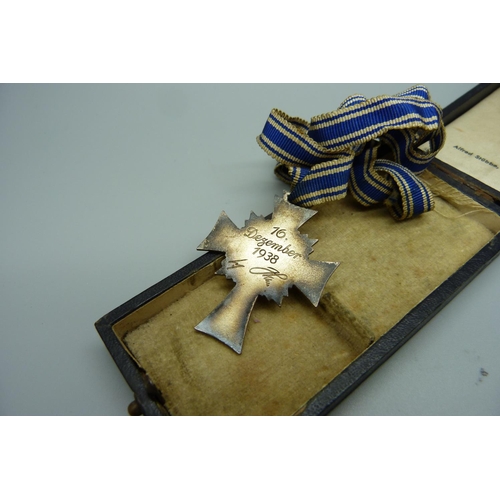 1069 - A German Mothers cross medal, boxed