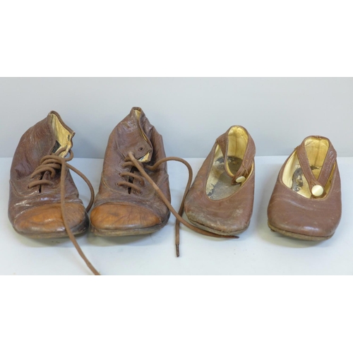 628 - Two pairs of early 20th Century baby's leather shoes