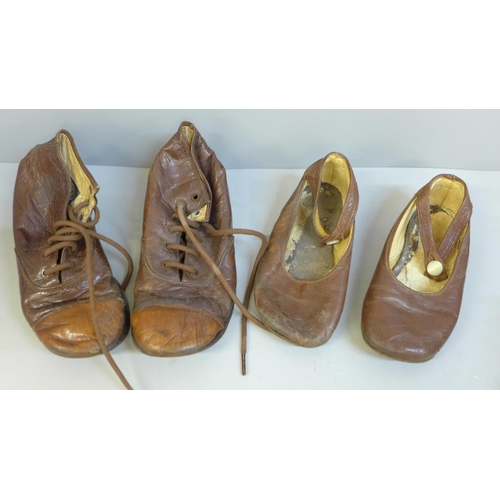 628 - Two pairs of early 20th Century baby's leather shoes