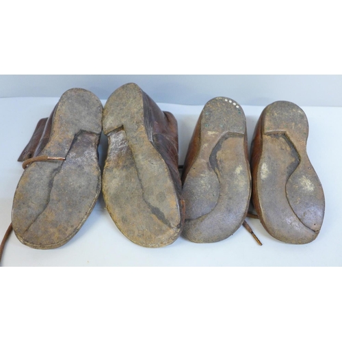 628 - Two pairs of early 20th Century baby's leather shoes