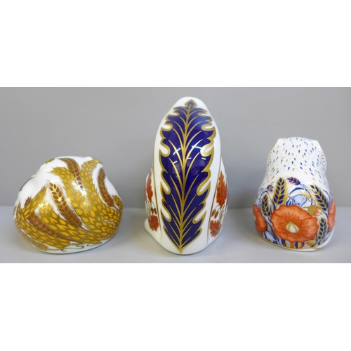 661 - Three Royal Crown Derby paperweights, Poppy Mouse, Dormouse and Squirrel, two gold and one silver st... 