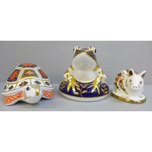 662 - Three Royal Crown Derby paperweights; Turtle, Frog and Imari Piglet