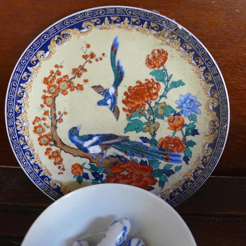 671 - A Chinese bowl, rice bowls and spoons