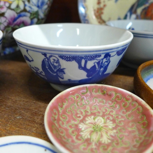 671 - A Chinese bowl, rice bowls and spoons