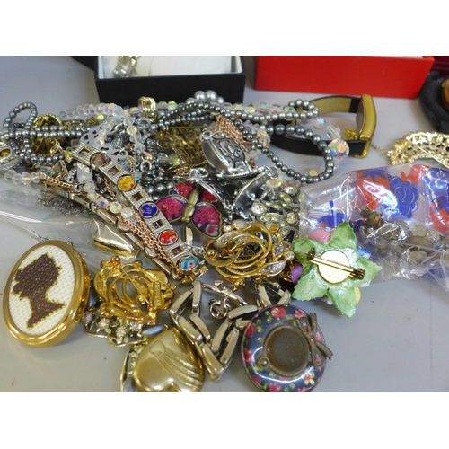 678 - Costume jewellery and compacts