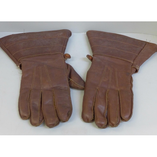 685 - A pair of leather motorbike or aviation gloves by Wareing Glove