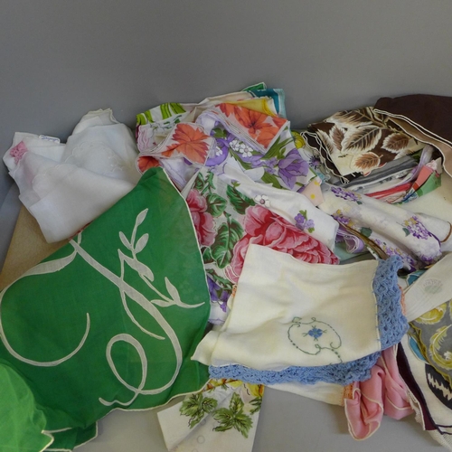 774 - A collection of vintage lady's handkerchiefs, etc.