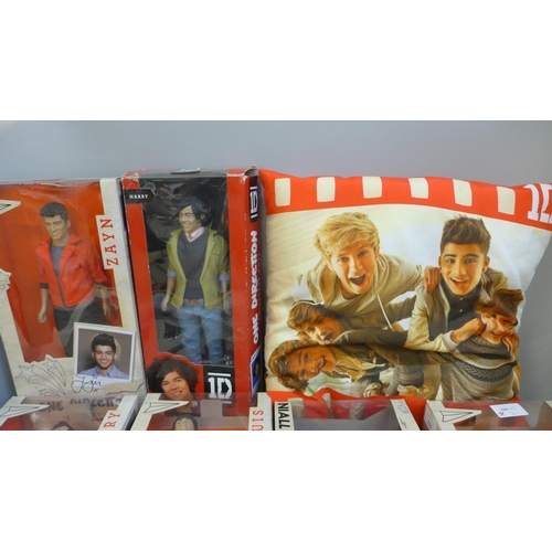 777 - A set of six One Direction collector dolls and a One Direction pillow