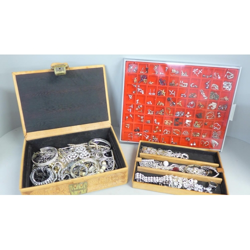 792 - A tray of earrings, other costume jewellery and some items of silver