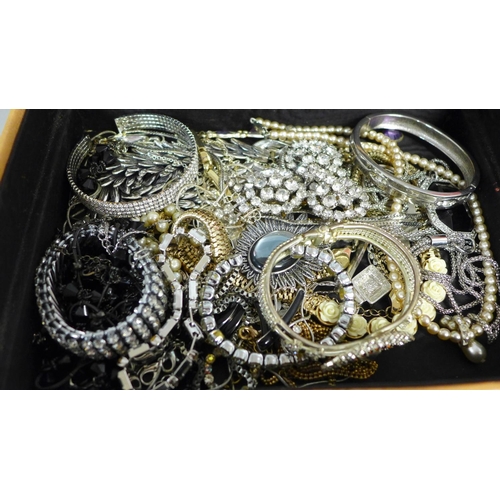 792 - A tray of earrings, other costume jewellery and some items of silver