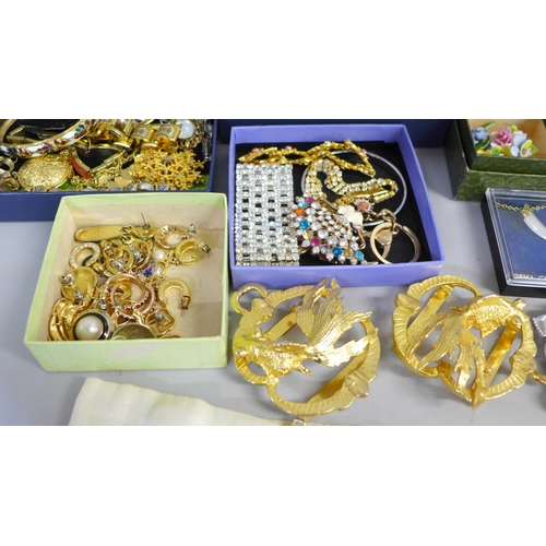 793 - A collection of vintage costume jewellery, earrings, cufflinks, etc.