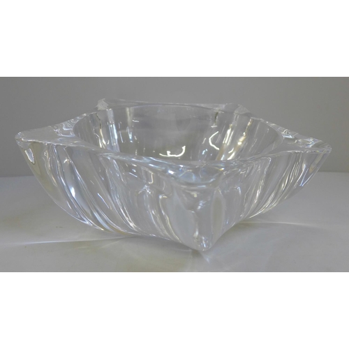 811 - A heavy art glass fruit bowl, 27cm