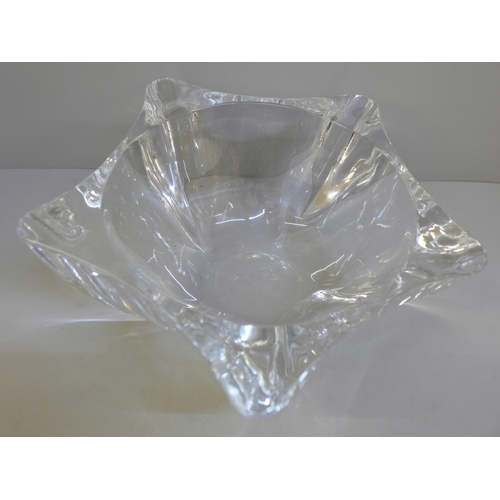 811 - A heavy art glass fruit bowl, 27cm