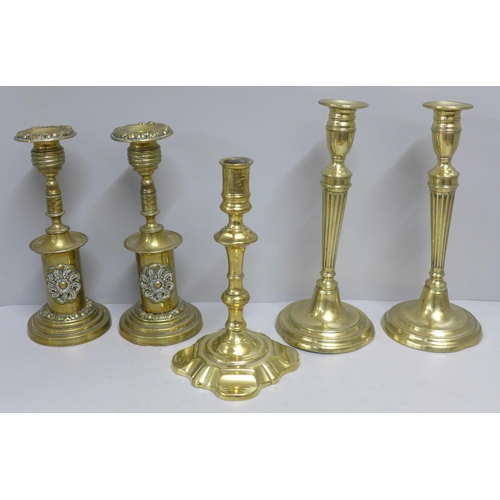 827 - Five Georgian brass candlesticks including two pairs