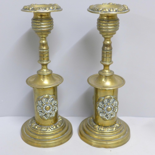 827 - Five Georgian brass candlesticks including two pairs