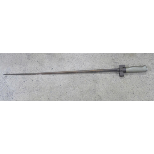 844 - A French quatrefoil bayonet