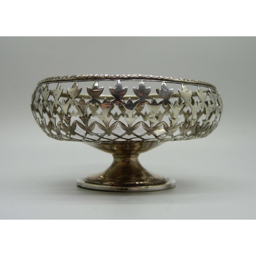 878 - A pierced silver dish, Birmingham 1932, 57g, 9.5cm diameter